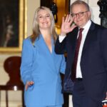 O primeiro -ministro Anthony Albanese e Jodie Haydon chega para uma reunião informal com o primeiro -ministro do Reino Unido e Lady Victoria Starmer, o primeiro -ministro do Canadá e a Madame Diana Fox Carney e a Sra. Mette Frederiksen, primeiro -ministro da Denmark na 10 Downing Street.