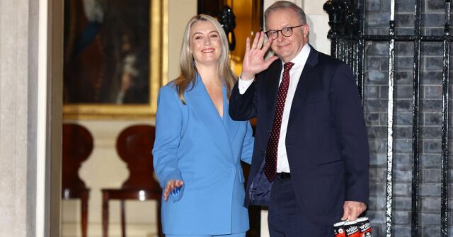 O primeiro -ministro Anthony Albanese e Jodie Haydon chega para uma reunião informal com o primeiro -ministro do Reino Unido e Lady Victoria Starmer, o primeiro -ministro do Canadá e a Madame Diana Fox Carney e a Sra. Mette Frederiksen, primeiro -ministro da Denmark na 10 Downing Street.