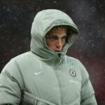 Alejandro Garnacho analisa antes da partida da Premier League entre o Manchester United e o Chelsea em Old Trafford em 2025 em Manchester, Inglaterra.