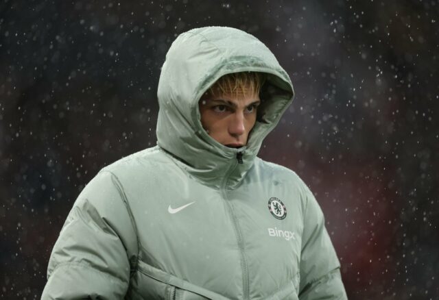 Alejandro Garnacho analisa antes da partida da Premier League entre o Manchester United e o Chelsea em Old Trafford em 2025 em Manchester, Inglaterra.