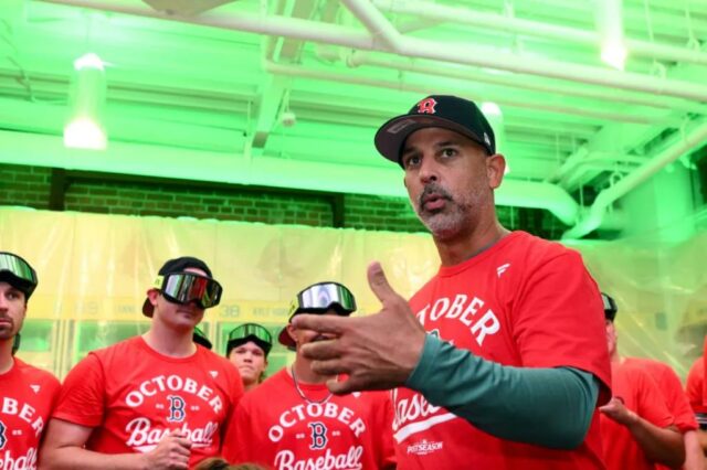 Alex Cora chama os prognósticos 'f - king bulls - t' após o spot de playoff do Red Sox Clinch

