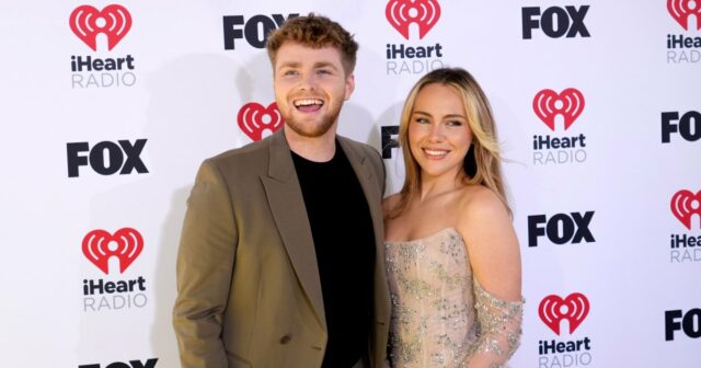 Casais de celebridades mais quentes do tapete vermelho de 2025 American Music Awards