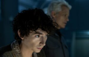 Alien: Planet prossegue uma prática incomum com seu choque artificial divulgado Adrian Edmondson em