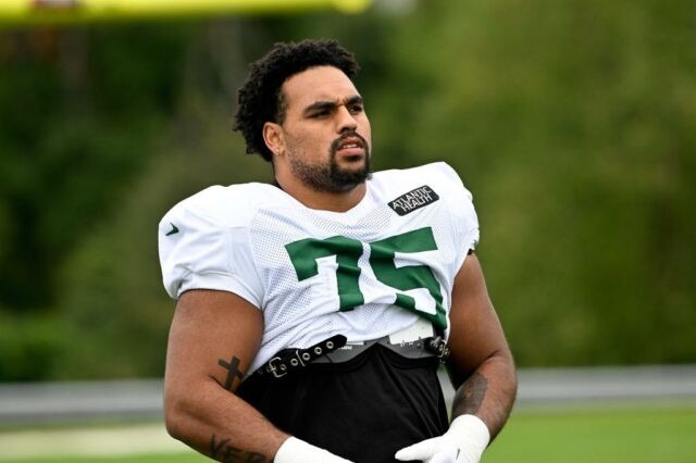 Guarda do ETS Alijah Vera-Tucker (75) durante o treino em Florham Park, NJ.  