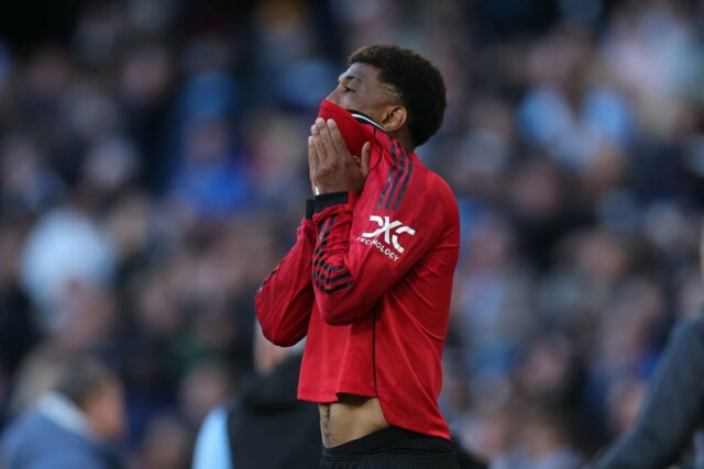 Amad Diallo driblando com a bola para Manchester United vs Grimsby.
