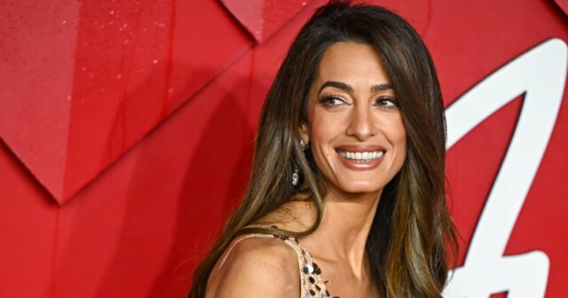 Amal Clooney trouxe este tote 29 vezes, e este parecido com US $ 63 acerta 

