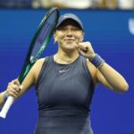 Amanda Anisimova dos EUA jogando tênis.