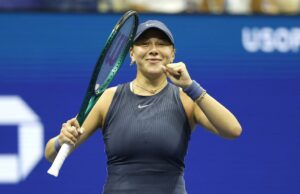 Amanda Anisimova cruza para as quartas de final do US Open e a chance de IGA Swiatek Revenge Amanda Anisimova dos EUA jogando tênis.