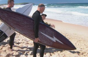 Amigos do Shark Attack Vítima retorna à água para ‘confrontar’ o medo Amigos do homem mortos em um ataque de tubarão nas praias do norte de Sydney na semana passada voltaram ao local para conquistar seu medo.