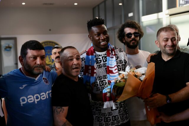 A nova contratação de Trabzonspor, Andre Onana, chega em Trabzon