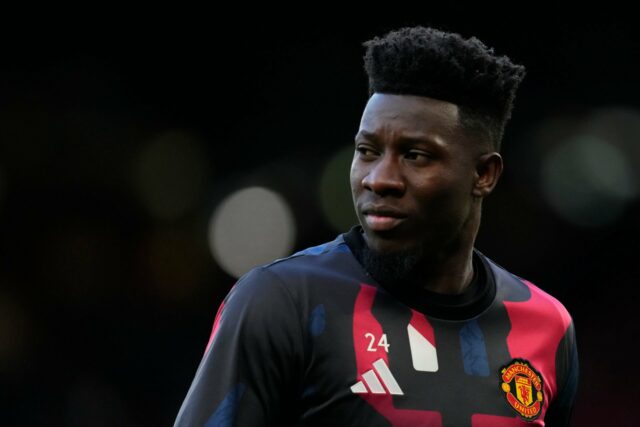 O goleiro do Manchester United, Andre Onana, enfrentando Lyon.