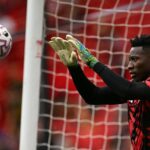 Andre Onana jogando pelo Manchester United com a cabeça na camisa
