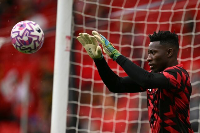 Andre Onana jogando pelo Manchester United com a cabeça na camisa