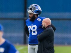 Andrew Thomas aumentando em direção a potenciais gigantes retornar contra os chefes O ataque ofensivo do New York Giants, Andrew Thomas, falando com o técnico Brian Daboll.