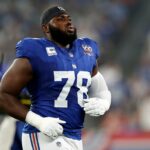 Andrew Thomas olha durante o jogo Giants-Chiefs em 21 de setembro de 2025.
