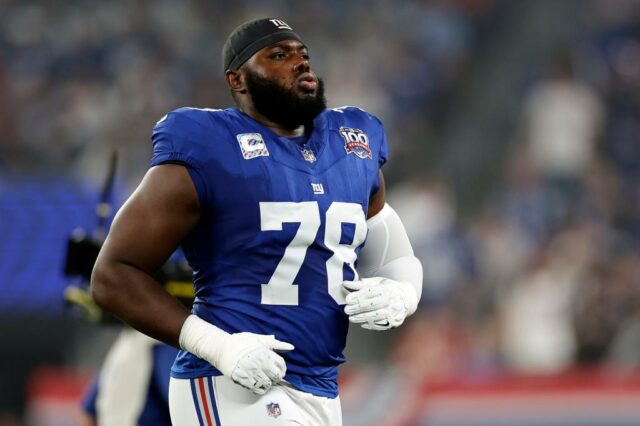 Andrew Thomas olha durante o jogo Giants-Chiefs em 21 de setembro de 2025. 