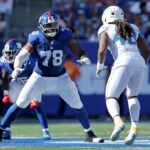 Andrew Thomas bloqueia durante o jogo Giants-Chargers em 29 de setembro de 2025.