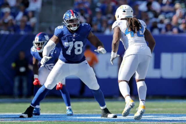 Andrew Thomas bloqueia durante o jogo Giants-Chargers em 29 de setembro de 2025. 