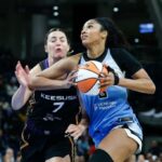 Angel Reese (5) de Chicago Sky, dispara um lance livre contra o sol de Connecticut durante o segundo tempo na Wrintrust Arena.