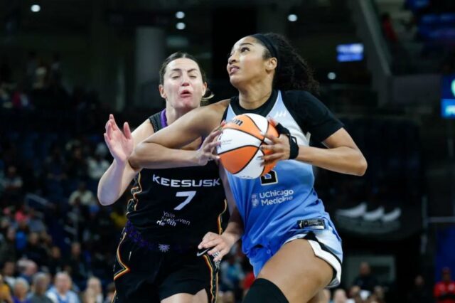 Angel Reese (5) de Chicago Sky, dispara um lance livre contra o sol de Connecticut durante o segundo tempo na Wrintrust Arena. 