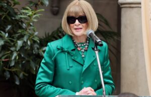 Anna Wintour mantém seus óculos de sol enquanto fala ao cumprir Trump duas vezes, ‘Evil One coloca na Prada 2,’ Futuro incerto e de estilo da Vanity Fair Hollywood Anna Wintour mantém seus óculos de sol enquanto fala ao cumprir Trump duas vezes, 'Evil One coloca na Prada 2,' Futuro incerto e de estilo da Vanity Fair Hollywood