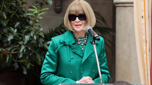 Anna Wintour mantém seus óculos de sol enquanto fala ao cumprir Trump duas vezes, 'Evil One coloca na Prada 2,' Futuro incerto e de estilo da Vanity Fair Hollywood 

