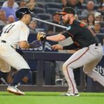 Anthony Volpe, que jogou melhor recentemente desde que recebeu um chute de cortisona no ombro esquerdo, é jogado fora em um resumo depois de tentar roubar para casa no sexto turno da vitória dos Yankees por 8-4 sobre o Orioles em 26 de setembro de 2025.