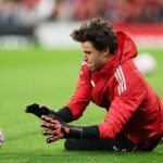 Senne Lammens em Red Manchester United Tracksuit