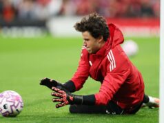 Paul Parker ecoa exatamente o que os fãs do Man Utd pensam sobre Senne Lammens, com conselhos importantes Senne Lammens em Red Manchester United Tracksuit