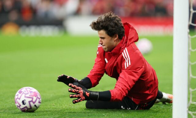 Senne Lammens em Red Manchester United Tracksuit