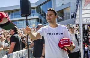 Ao vivo: atirador ‘ainda em geral’ depois de Trump Ally assassinado Ao vivo: atirador 'ainda em geral' depois de Trump Ally assassinado