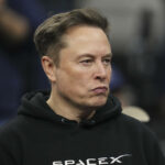 Elon Musk mantém uma serra elétrica que recebeu do presidente da Argentina, Javier Milei, à direita, quando eles chegam para falar na conservadora Conferência de Ação Política, CPAC, no Gaylord National Resort & Convention Center, quinta -feira, 20 de fevereiro de 2025, em Oxon Hill, Maryland (AP Photo/Jose Luis Magana)