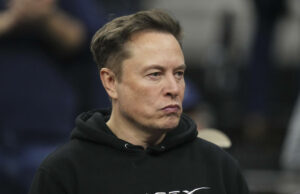 As vendas do Cybertruck são tão ruins que Musk os está vendendo para … ele mesmo Elon Musk mantém uma serra elétrica que recebeu do presidente da Argentina, Javier Milei, à direita, quando eles chegam para falar na conservadora Conferência de Ação Política, CPAC, no Gaylord National Resort & Convention Center, quinta -feira, 20 de fevereiro de 2025, em Oxon Hill, Maryland (AP Photo/Jose Luis Magana)