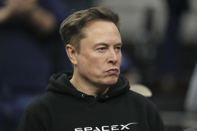 Elon Musk mantém uma serra elétrica que recebeu do presidente da Argentina, Javier Milei, à direita, quando eles chegam para falar na conservadora Conferência de Ação Política, CPAC, no Gaylord National Resort & Convention Center, quinta -feira, 20 de fevereiro de 2025, em Oxon Hill, Maryland (AP Photo/Jose Luis Magana)