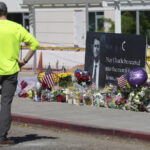 Arquivo - O presidente Donald Trump aperta as mãos do moderador Charlie Kirk, durante um fórum de geração da Casa Branca no edifício de escritórios executivos de Eisenhower no complexo da Casa Branca em Washington, quinta -feira, 22 de março de 2018. (AP Photo/Manuel Balce Ceneta, arquivo)