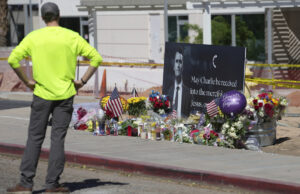 Apenas mortes conservadoras merecem empatia no Partido Republicano Arquivo - O presidente Donald Trump aperta as mãos do moderador Charlie Kirk, durante um fórum de geração da Casa Branca no edifício de escritórios executivos de Eisenhower no complexo da Casa Branca em Washington, quinta -feira, 22 de março de 2018. (AP Photo/Manuel Balce Ceneta, arquivo)