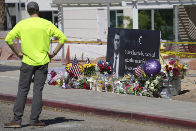 Arquivo - O presidente Donald Trump aperta as mãos do moderador Charlie Kirk, durante um fórum de geração da Casa Branca no edifício de escritórios executivos de Eisenhower no complexo da Casa Branca em Washington, quinta -feira, 22 de março de 2018. (AP Photo/Manuel Balce Ceneta, arquivo)