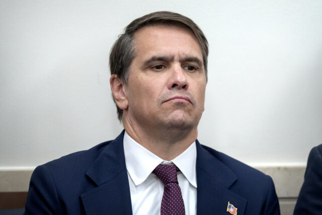 Arquivo - O ex -presidente Donald Trump, à esquerda, com o advogado de defesa Todd Blanche, fala na conclusão do processo para o dia em seu julgamento no Tribunal Penal de Manhattan, em 14 de maio de 2024, em Nova York. (AP Photo/Craig Ruttle, Pool, Arquivo)