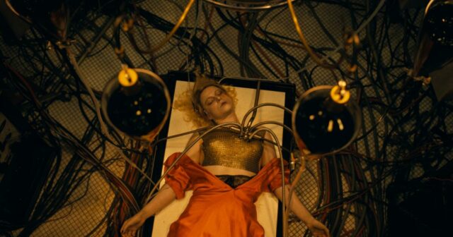 Aqui vem a nova noiva no trailer 'impressionante' para Maggie Gyllenhaal's Monster Motion Picture 

