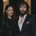 Armani Charm segura Cate Blanchett, Aaron Taylor-Johnson, Leslie Bibb, Rashida Jones, Shailene Woodley na Ceia Estreada para comemorar a celebração de Veneza
