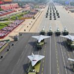 Armas nucleares, lasers e 'lobos de robô' em exibição como a China flexiona