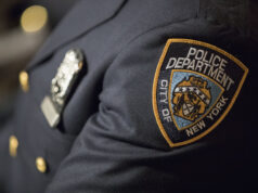 As agências policiais diminuem os padrões de educação, à medida que a escassez de pessoal persiste Cartoon de Clay Bennett