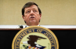 As autoridades da Divisão de Justiça dos Estados Unidos compraram para descer a consulta direta na reivindicação de Sandy Hook contra Alex Jones Yahoo news home