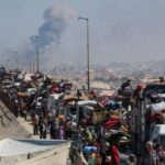 Palestinos deslocados, fugindo do norte de Gaza devido a uma operação militar israelense, mova -se para o sul depois que as forças israelenses ordenaram que os moradores de Gaza City evacuassem para o sul, na faixa central de Gaza, 14 de setembro de 2025. (Crédito: Reuters/Mahmoud Issa)