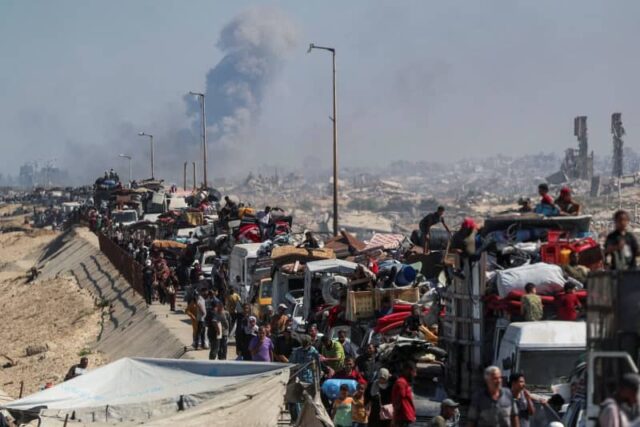 Palestinos deslocados, fugindo do norte de Gaza devido a uma operação militar israelense, mova -se para o sul depois que as forças israelenses ordenaram que os moradores de Gaza City evacuassem para o sul, na faixa central de Gaza, 14 de setembro de 2025. (Crédito: Reuters/Mahmoud Issa)