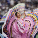 Os dançarinos de Folklorico se apresentam no intervalo de um jogo de futebol, enquanto a NFL celebra o Mês Hispânico do Heritage Domingo, 14 de setembro de 2025, em Arlington, Texas. (AP Photo/Jeffrey McWhorter)