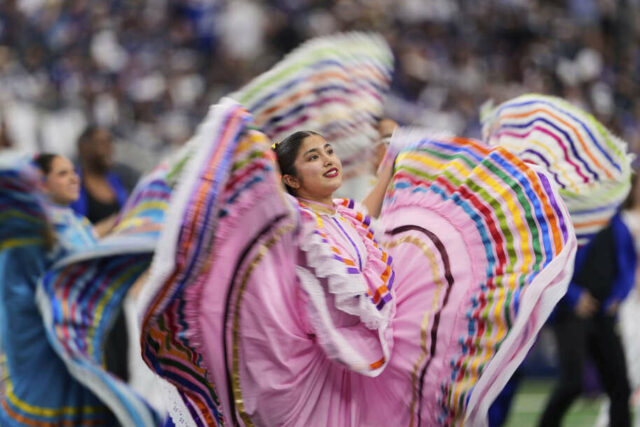Os dançarinos de Folklorico se apresentam no intervalo de um jogo de futebol, enquanto a NFL celebra o Mês Hispânico do Heritage Domingo, 14 de setembro de 2025, em Arlington, Texas. (AP Photo/Jeffrey McWhorter)