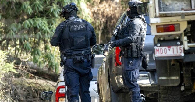 A polícia de Victoria continuará sua busca por Desmond Freeman hoje depois que o suposto policial assassina desapareceu há quase duas semanas.