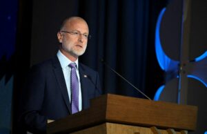 As empresas do Comissário da FCC devem parar de capitular para Trump Management Riscards Yahoo news home