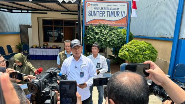 As equipes nacionais de mídia revisam diretamente a condição do As equipes nacionais de mídia revisam diretamente a condição do arroz no armazém Bulog
